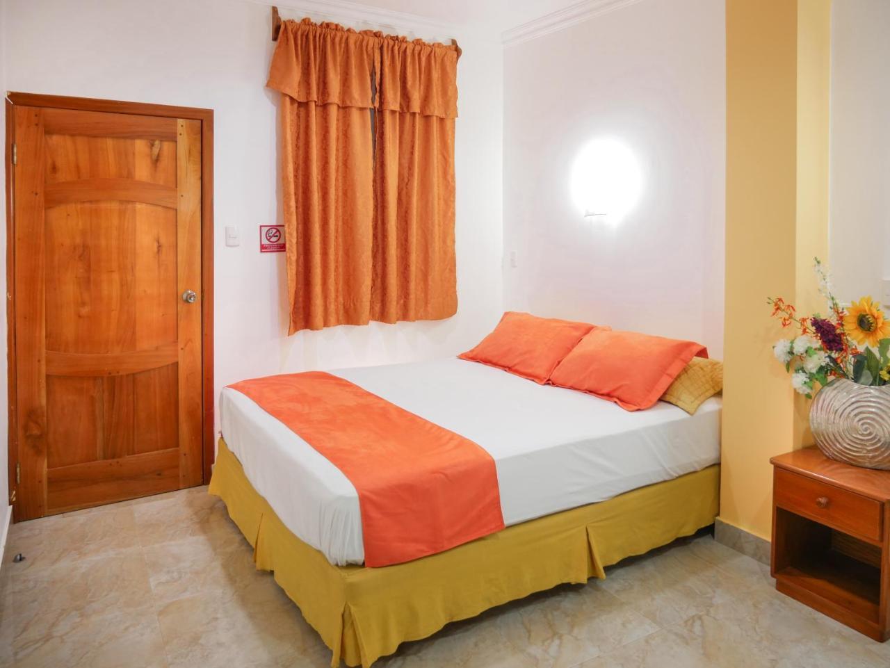 Hostal Espana 푸에르토아요라 외부 사진